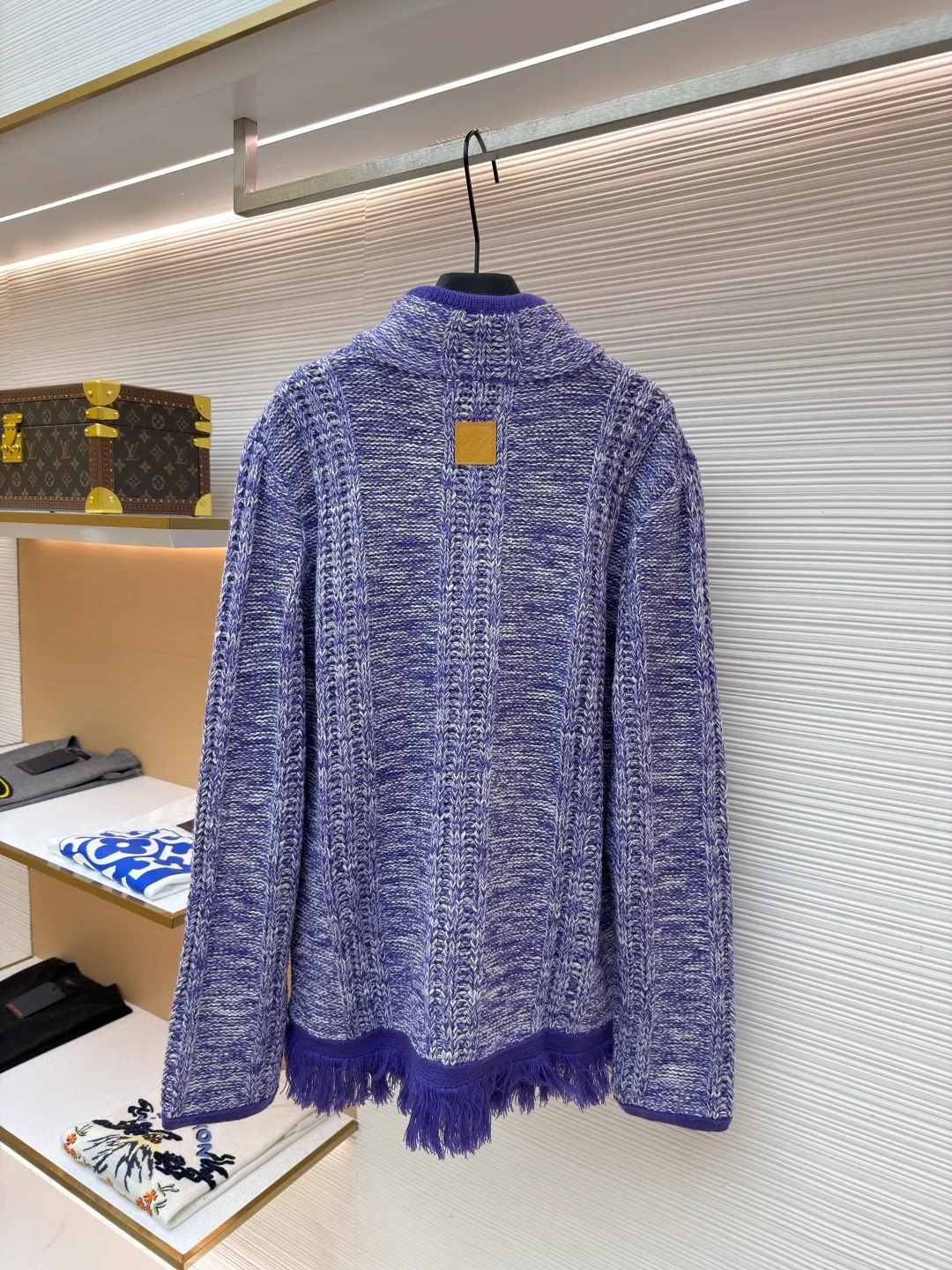LOUIS VUITTON letter badge half-zip pullover tassel sweater ●Original version: purchased and developed at 20700 ●Item number: 1682315-C05 ●Fabric: wool fabric ●Technology: tassel knitting ●Color: purple ●Version: fitted version ●Weight: about 870 grams ●Size: S-M-L-XL ●Description: This half-zip sweater is made of colorful dot blended wool yarn, which is blended and dyed with dark purple, light purple and off-white yarns. It uses multiple twisting processes to create a mottled snowflake texture effect. The yarn has both softness and crispness. The body of the garment adopts vertical pit weaving technology, and the spacing and depth of the pits are controlled by a computerized flat knitting machine to form a three-dimensional longitudinal texture, which not only modifies the body shape but also enhances the breathability of the clothing. The half-high collar is spliced ​​with solid-color ribbed fabric and matched with a customized metal zipper. The zipper teeth are gold-plated and polished, which makes the pull smooth and not easy to oxidize. The hem adopts hand-made tassel technology. The yarn is cut to a fixed length and then combed out. The tassels hang naturally without knotting. The sides and cuffs of the garment are densely overlocked to effectively prevent threading. Every craft detail takes into account both design beauty and practicality. The overall wiring is straight and delicate, the fabric is comfortable and soft, and the color is consistent without color difference. It can be matched with the same style to create a fashionable look and control various occasions. Customized accessories, complete with three standards, same style for men and women!